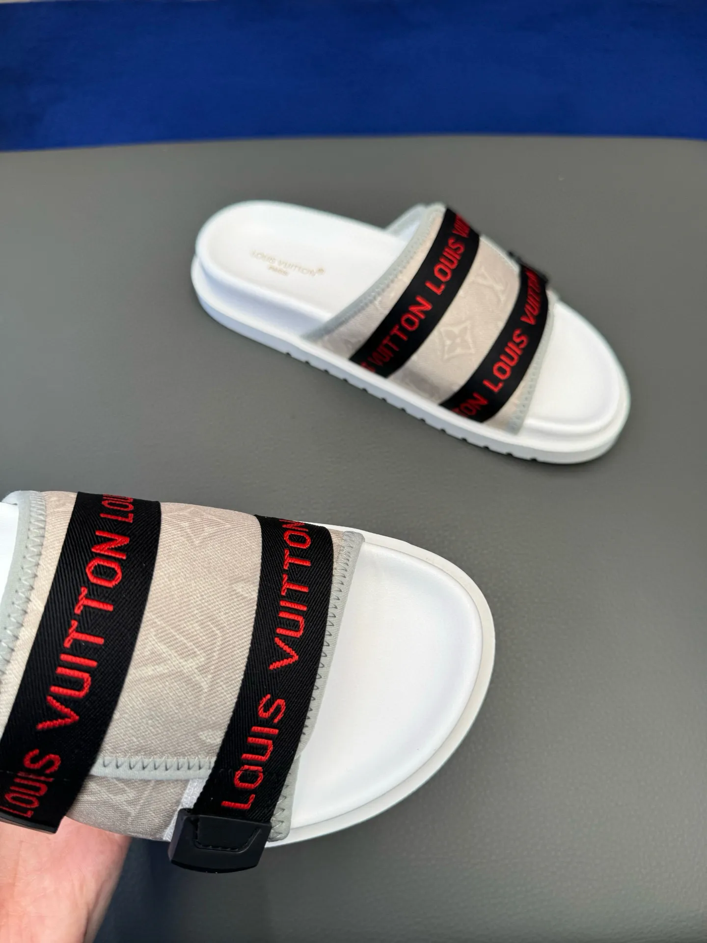 [L Home] P: 340💰Size: 38-45 Top purchasing lv men's summer slippers, classic presbyopia with soft real leather lining, unique color splicing effect, distinctive personality, fashionable and trendy essential style, light and comfortable. Lightweight and tough rubber insole, micro ridged foam outsole, super comfortable!